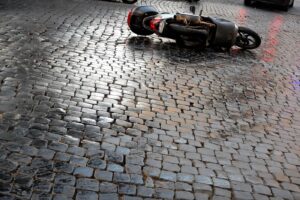 Macchia di olio provoca incidente a Roma