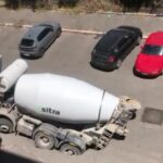 Roma, betoniera sprofonda in una voragine