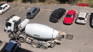 Roma, betoniera sprofonda in una voragine