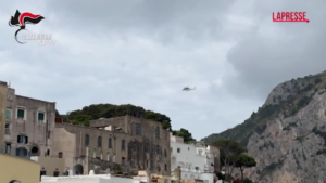 Napoli, controlli dei carabinieri a Capri: multe anche in mare