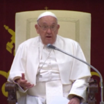 Jimmy Fallon e Whoopi Goldberg in Vaticano, il Papa incontra i comici di tutto il mondo