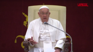 Jimmy Fallon e Whoopi Goldberg in Vaticano, il Papa incontra i comici di tutto il mondo