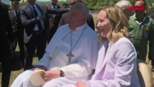 G7, l’arrivo di Papa Francesco accolto da Meloni