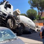 Roma, nuova voragine al Quadraro: sprofonda betoniera