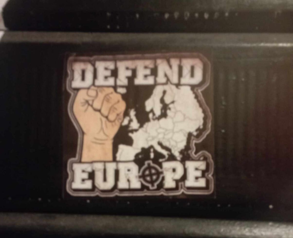 Roma, assaltato locale a San Lorenzo: trovati adesivi neonazisti