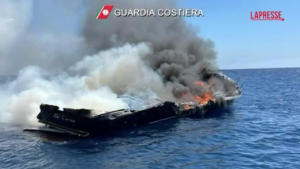 Livorno, in fiamme lo yacht di Stefania Craxi e del marito Marco Bassetti: salvi entrambi