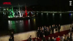 G7, il saluto ai leader dalla nave Palinuro: colpi di cannone nel mare di Brindisi