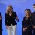 G7, gelo tra Macron e Meloni: saluto freddo e sguardi pungenti alla cena al Castello di Brindisi