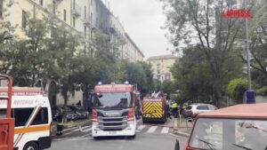 Milano, incendio autofficina: l’intervento dei Vigili del fuoco