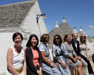 G7, le first lady in visita ad Alberobello