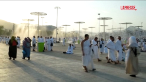 La Mecca, caldo torrido: fedeli cercano riparo sotto i nebulizzatori