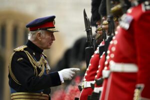 Re Carlo III passa in rassegna la Guardia Irlandese a Windsor