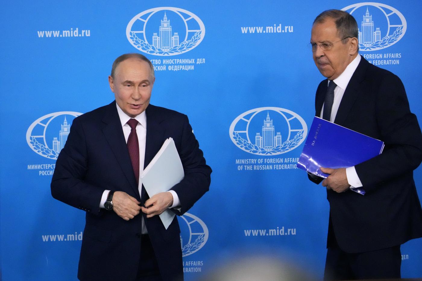 Ucraina, leader G7: “Mosca paghi per distruzione”. Putin propone il suo piano di pace