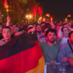 Euro 2024, i tifosi tedeschi in piazza a Berlino esultano per la Germania