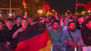 Euro 2024, i tifosi tedeschi in piazza a Berlino esultano per la Germania