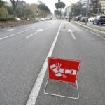 Roma, scontro tra due moto e un’auto: morto 26enne