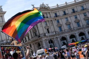Roma Pride, 30 anni di orgoglio sfilano per la Capitale: “Siamo un milione”