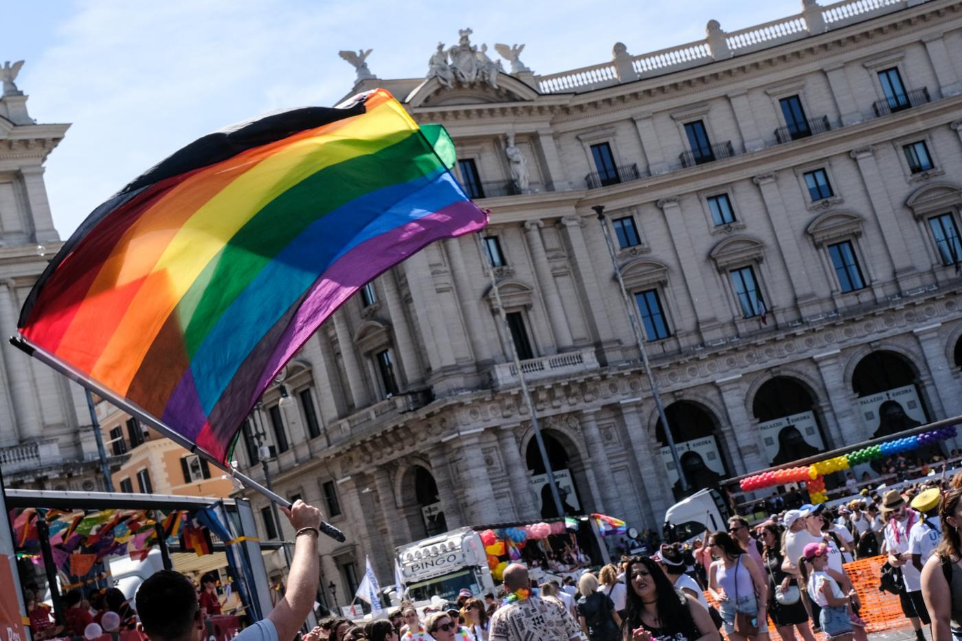 Roma Pride 2025, è partito il corteo: i carri e gli slogan per la popolazione di Gaza Roma Pride 2025, è partito il corteo: i carri e gli slogan per la popolazione di Gaza
