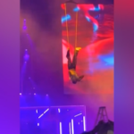Chris Brown, incidente durante il concerto: resta appeso a testa in giù