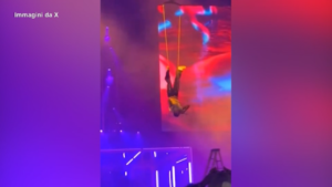 Chris Brown, incidente durante il concerto: resta appeso a testa in giù