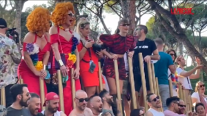 Roma Pride, Annalisa scatenata: canta e balla la sua hit “Euforia” sul carro