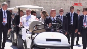 G7, la premier Meloni e Papa Francesco sulla golf car a Borgo Egnazia