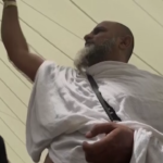 Arabia Saudita, i musulmani lanciano pietre contro Satana durante l’Hajj