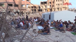 Gaza, festa di Eid al-Adha: i musulmani pregano tra le rovine