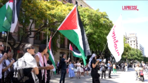 Barcellona, manifestazione contro lo sgombero del presidio pro-Palestina degli universitari