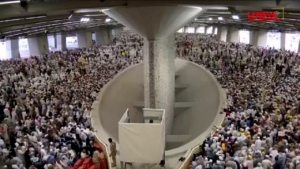 La Mecca, quasi due milioni di pellegrini per l’Hajj celebrano il rito della lapidazione del diavolo