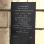 Roma, nuova targa per Enzo Tortora a 41 anni dall’arresto: “Paese non riesce a dare risposte a crimine giudiziario”