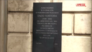 Roma, nuova targa per Enzo Tortora a 41 anni dall’arresto: “Paese non riesce a dare risposte a crimine giudiziario”