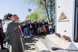 Elly Schlein rende omaggio al monumento di Giacomo Matteotti