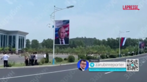 Corea del Nord, bandiere russe e ritratti di Putin a Pyongyang prima del suo arrivo