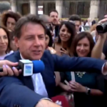 Rissa alla Camera, Conte scherza con i cronisti e li “provoca” con il tricolore