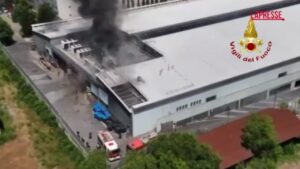 Firenze, fiamme in un centro commerciale a Sesto Fiorentino