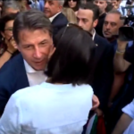 Roma, l’abbraccio tra Schlein e Conte nella piazza delle opposizioni
