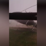 Tempesta a Bloomingdale, il vento sradica un trampolino in giardino