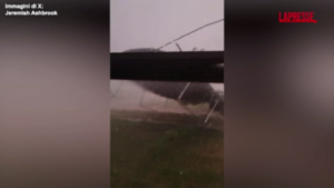 Tempesta a Bloomingdale, il vento sradica un trampolino in giardino
