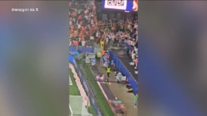 Euro 2024, scontri tra tifosi di Turchia e Georgia dentro allo stadio