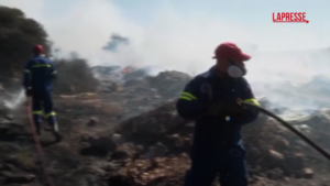 Grecia, incendio vicino a Atene: vigili del fuoco al lavoro