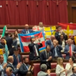 Autonomia, opposizione canta l’inno di Mameli in aula: bandiere regionali tra i banchi della maggioranza