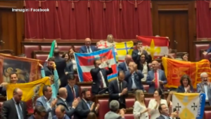 Autonomia, opposizione canta l’inno di Mameli in aula: bandiere regionali tra i banchi della maggioranza