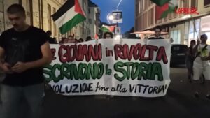 Torino, corteo studentesco pro Palestina: imbrattato il Rettorato dell’Università