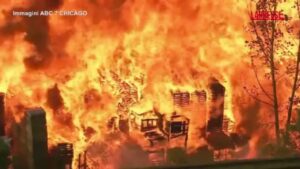 Usa, maxi incendio a Chicago: magazzino divorato dalle fiamme