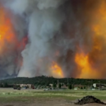 Incendi nel New Mexico, nelle immagini le fiamme distruggono intere abitazioni