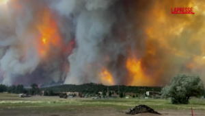 Incendi nel New Mexico, nelle immagini le fiamme distruggono intere abitazioni