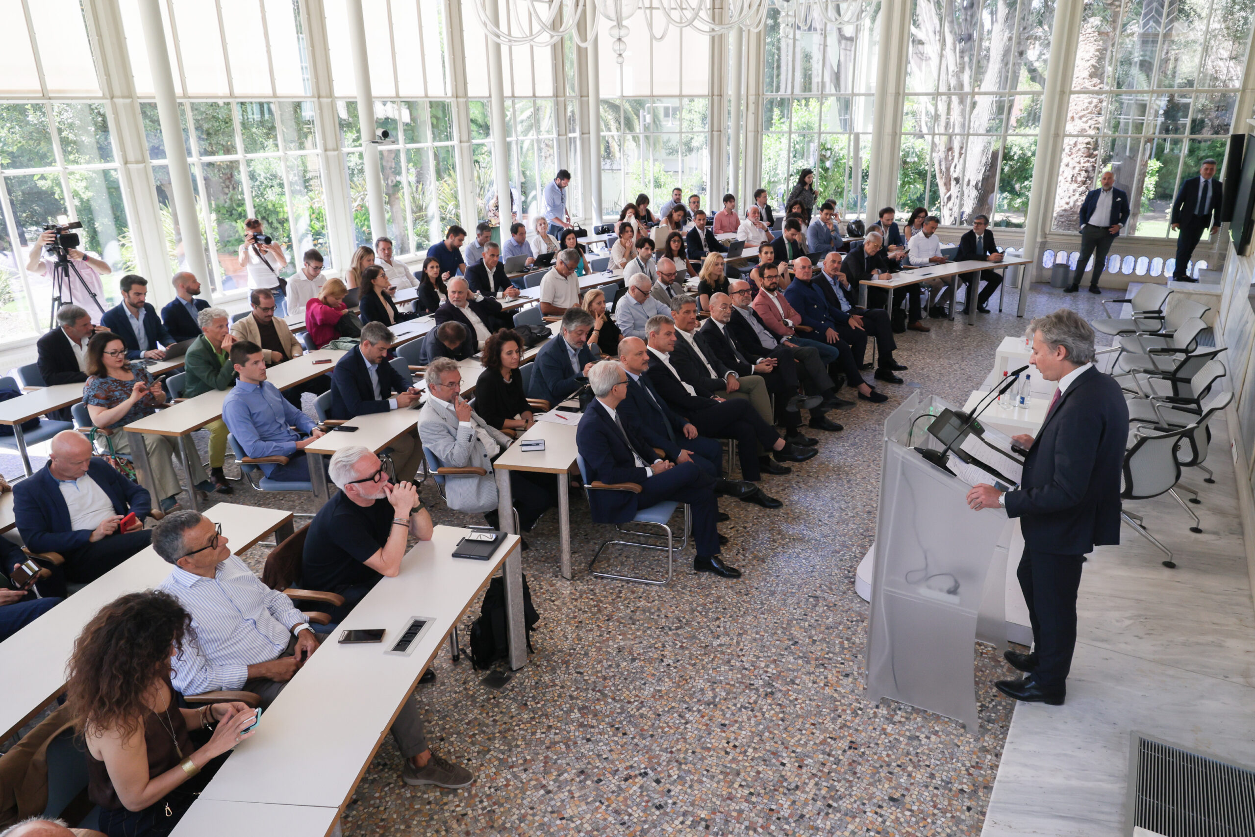 IA guida anche mercato auto, investimenti a 70 miliardi al 2030