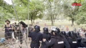 Bologna, scontri tra attivisti e polizia al parco Don Bosco: diversi feriti