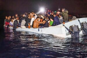 Migranti soccorsi al largo del Mar Mediterraneo tra Italia e Libia